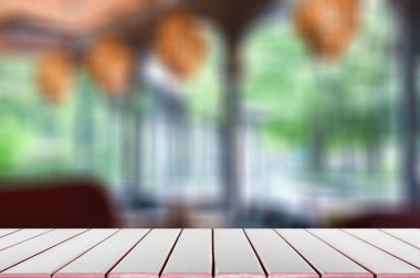 Boş ahşap masa üstü ve bulanık restoran arka planı.