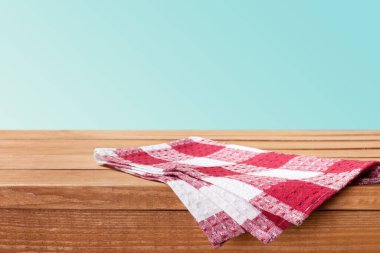 Boş ahşap masada kırmızı kareli masa örtüsü. Mutfak kırsal arka planı.