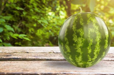 Ahşap masada karpuz