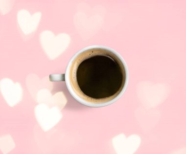 Masada bir fincan sade kahve, içecek konsepti.