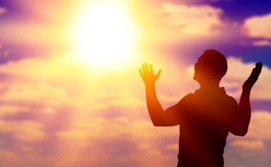 Tanrı 'ya dua eden kişi güneş ışığıyla donatılmış.