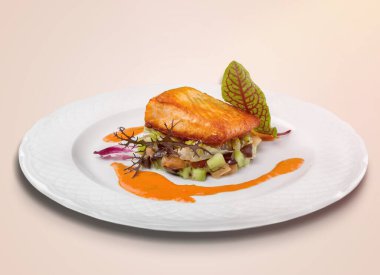 Beyaz tabakta taze pişmiş somon filetosu.