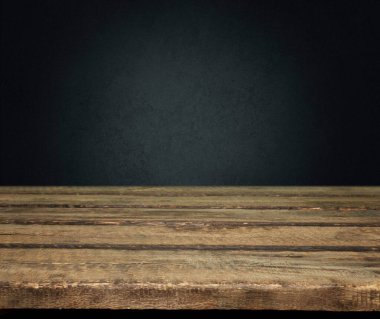 Karanlık oda arkaplanındaki ahşap masa reklamı konsepti.