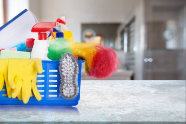 İçinde fırçalar, paçavralar, süngerler ve temizlik ürünleri olan sepet. Ev temizliği kavramı