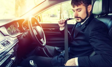 Çekici bir adamın portresi bir araba paylaşım servisinde taksi şoförü olarak çalışmaya başlıyor..