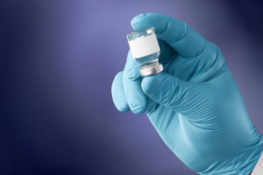 Covid-19 aşısı. Doktor elinde bir şişe Coronavirus şişesi tutuyor..