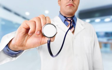 Doktor hastane koğuşunun bankasında steteskop tutuyor. Sağlık ve Tıp Konsepti.