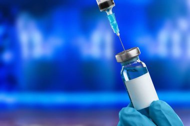 Covid-19 aşısı. Doktor elinde bir şişe Coronavirus şişesi tutuyor..