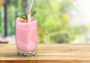 Kırmızı böğürtlenli lezzetli çilekli smoothie.