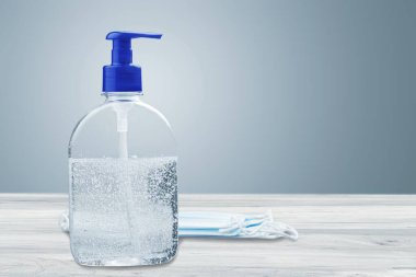 Virüs covid-19 'u önlemek için alkol antibakteriyel jel ve yüz maskesi.