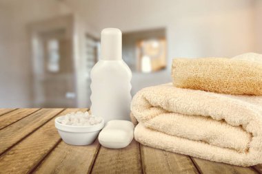 Mumlu spa konsepti, doğal organik sabunlar, cilt tedavisi için havlular.