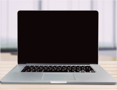 Bir masadaki dizüstü bilgisayar görüntüleme dijital aygıtı