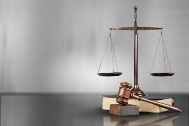 Hukuk ve adalet kavramı. Hakimin çekici, adaletin terazisi..