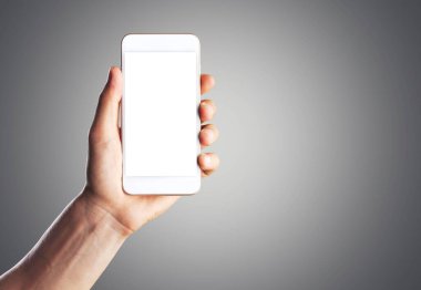 Grafik görüntüleme montajı için boş ekran monitörü olan akıllı telefon kullanan erkek eller.