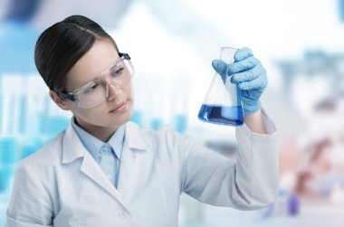 Laboratuvarda çalışan genç kadın bilim adamı.