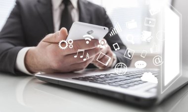 Simgeli dijital pazarlama medya kavramı ve iş adamı bir telefon tutuyor