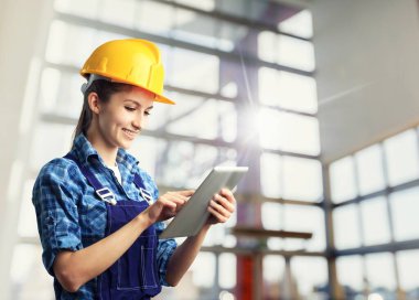 Tableti tutarken işçi teftişi. Müfettişler tablet kullanıyorlar..