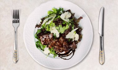 Taş bir masada sebzeli tavuk salatası.