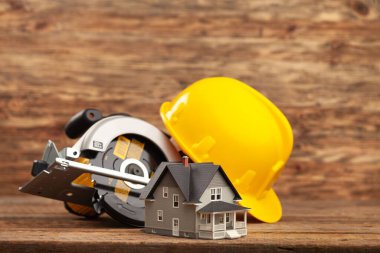 Arkaplanda elektrikli elektrikli dairesel testere marangozluk araçları