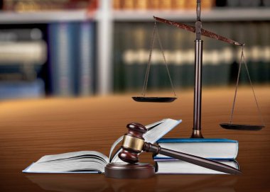 Hukuk ve adalet kavramı. Hakimin çekici, adaletin terazisi..