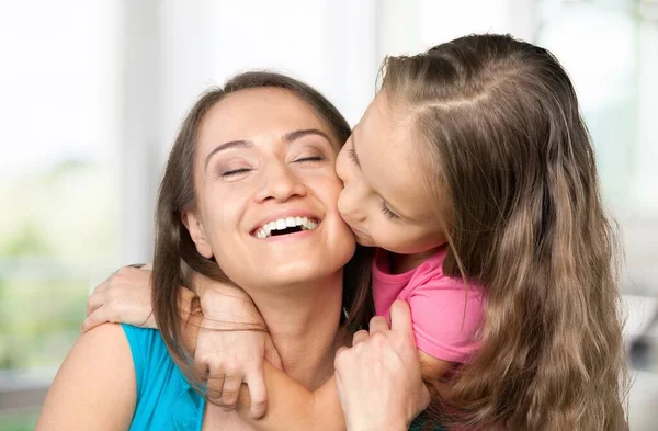 Kleines Kind Gratuliert Mama Zum Muttertag Hause Und Schenkt Ihr — Stockfoto