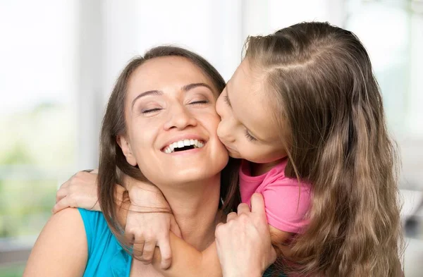 Criança Parabenizando Mãe Com Dia Das Mães Casa Dando Lhe — Fotografia de Stock