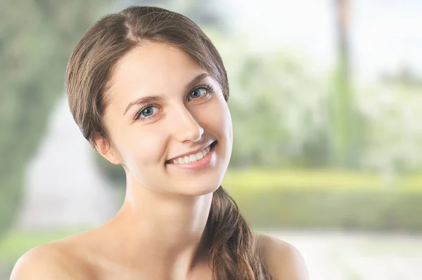 Conceito Beleza Uma Jovem Atraente Cuidado Com Pele Cuidados Com — Fotografia de Stock