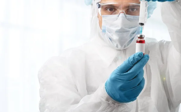 Doktorlar Aşı Için Şırınga Şişe Tutuyorlar Korunma Aşısı Coronavirüs — Stok fotoğraf