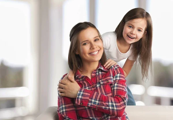 Criança Parabenizando Mãe Com Dia Das Mães Casa Dando Lhe — Fotografia de Stock