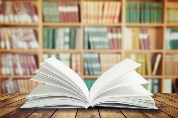 Livro Aberto Sobre Mesa Madeira Biblioteca — Fotografia de Stock