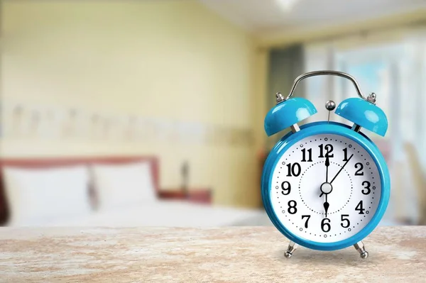 ベッドの背景に古典的なデザインの目覚まし時計表示時間 — ストック写真
