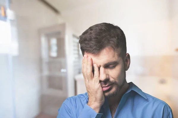 Der Frustrierte Mann Mittleren Alters Sitzt Wohnzimmer Berührt Seinen Kopf — Stockfoto