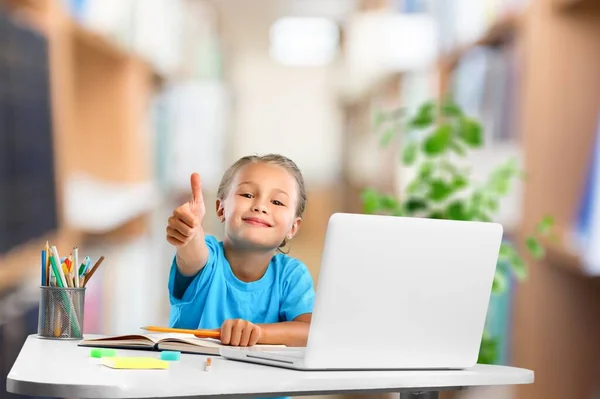 Menina Sorridente Feliz Estudante Assistindo Aprendendo Aula Vídeo Line Laptop — Fotografia de Stock