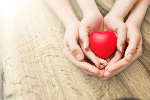 Genitori Bambini Che Tengono Cuore Rosso Mano Giornata Della Famiglia — Foto Stock