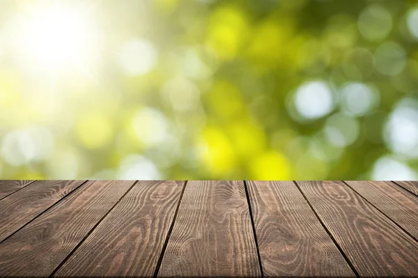 Prázdná Rustikální Dřevěná Deska Stolu Rozostřenými Stromy Pozadí — Stock fotografie