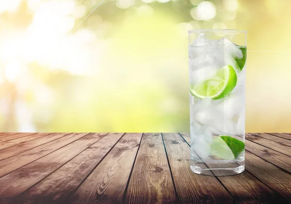 Mojito Zomer Verfrissende Cocktail Met Ijs Limoen Munt — Stockfoto