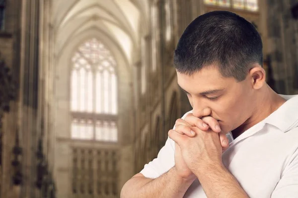 Joven Rezando Una Sala Adoración Una Iglesia Cristiana — Foto de Stock