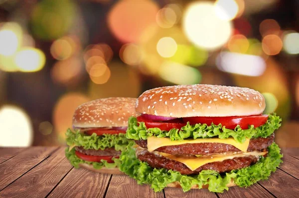 Leckere Gegrillte Hausgemachte Burger Mit Rindfleisch Tomaten Käse Auf Rustikalem — Stockfoto