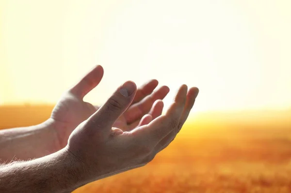 Jézus Krisztus Kinyújtja Kezét Imádkozik Naplementekor Háttér — Stock Fotó