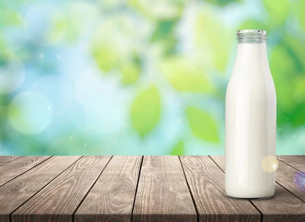 机の上に白い牛乳のガラス瓶 — ストック写真