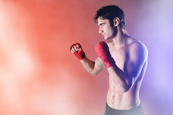 Esportes Bonito Boxeador Masculino Lutando Fundo Escuro Com Fumaça — Fotografia de Stock