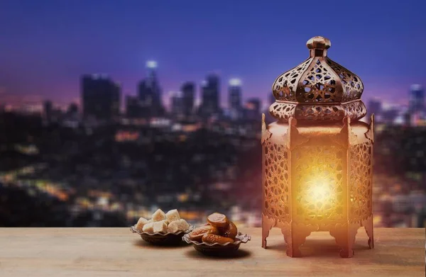 Lanterna Dourada Tâmaras Frutas Com Céu Escuro Bokeh Cidade Luz — Fotografia de Stock