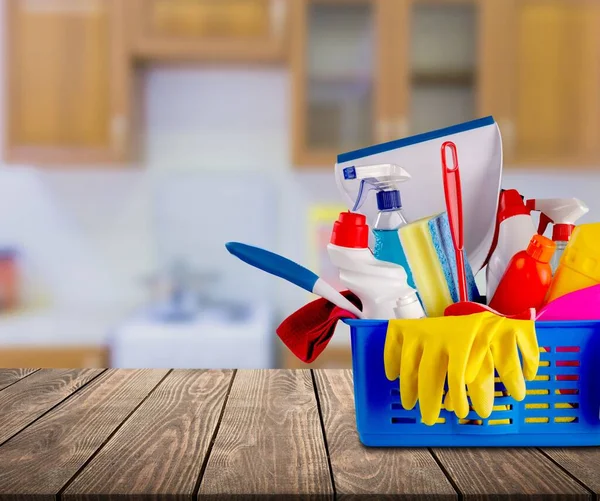 Cesta Com Escovas Trapos Esponjas Produtos Limpeza Conceito Limpeza Casa — Fotografia de Stock