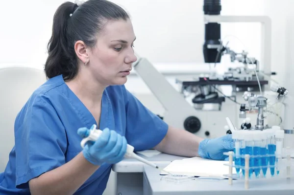 Cientistas Profissionais Recolher Amostras Para Experiências Médicas Pesquisador Trabalhando Laboratório — Fotografia de Stock