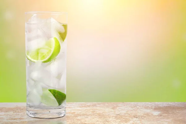 Mojito Sommerlicher Erfrischender Cocktail Mit Eis Limette Und Minze — Stockfoto