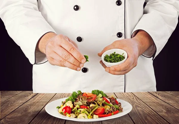 Prato Vestir Chef Masculino Com Verduras Frescas Antes Ser Servido — Fotografia de Stock