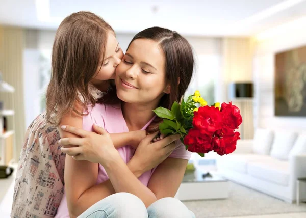 Vrolijk Kind Omarmen Vrouw Zitten Bank Met Boeket Moederdag — Stockfoto