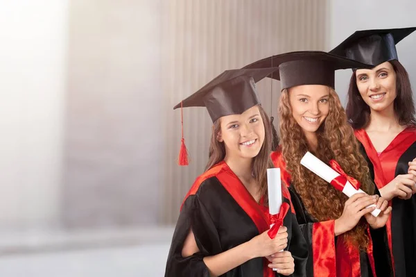 Uśmiechnięty Student Programu Wymiany Czarnej Czapce Dyplomowej Sukni Dyplomem Uniwersyteckim — Zdjęcie stockowe
