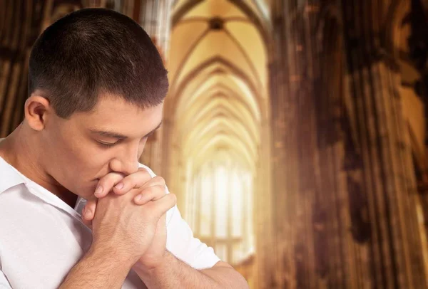 Joven Rezando Una Sala Adoración Una Iglesia Cristiana — Foto de Stock