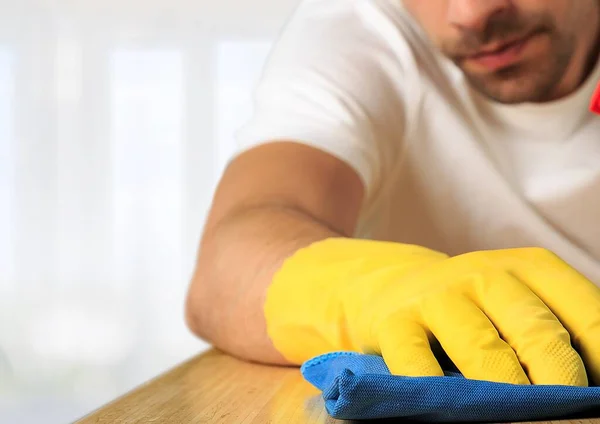 Bir Çalışan Yatağın Üzerindeki Masanın Yüzeyini Temizler Dezenfeksiyon Yüzeyleri Temizleniyor — Stok fotoğraf